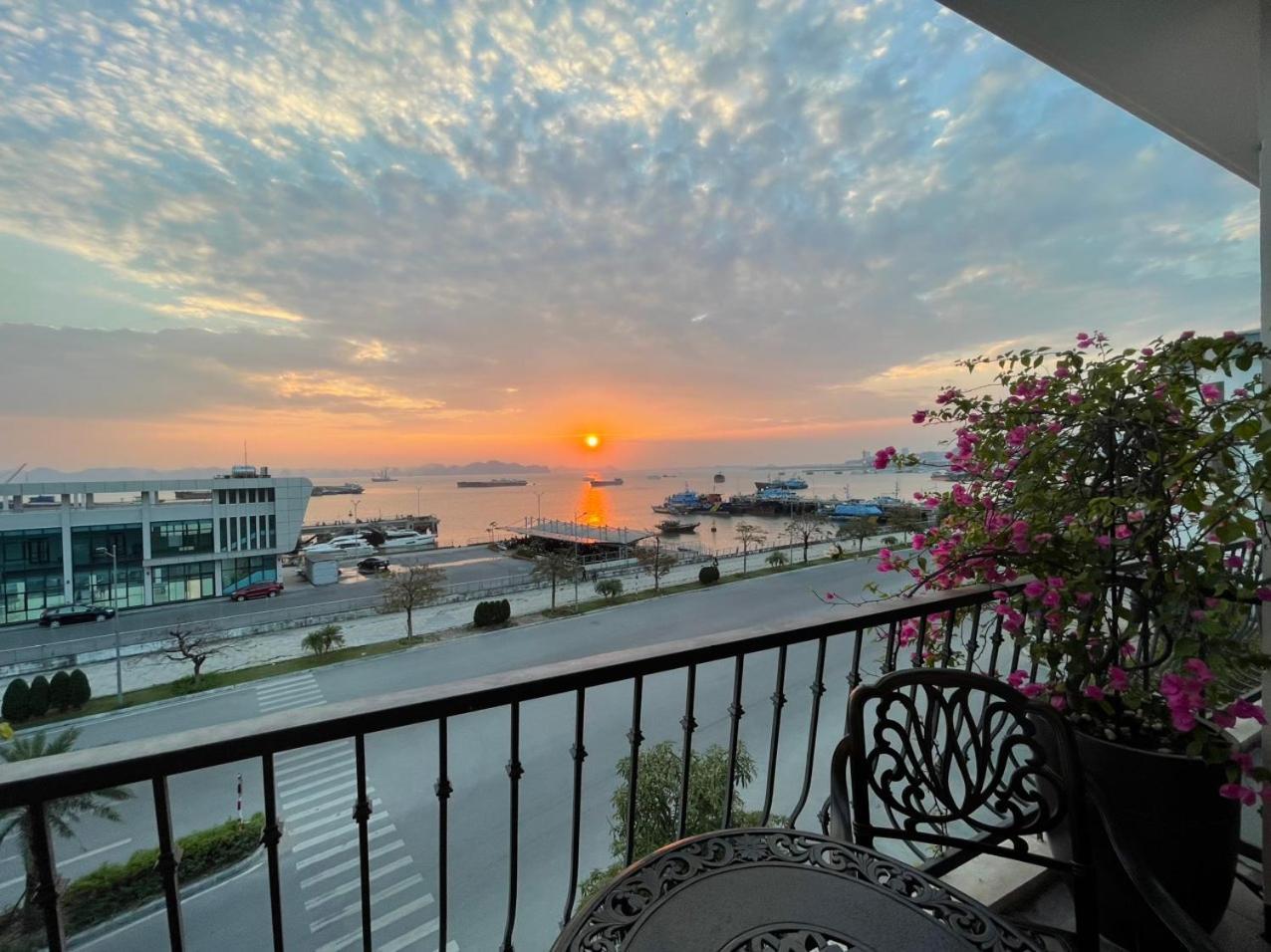 The Confetti Hotel Hạ Long Extérieur photo