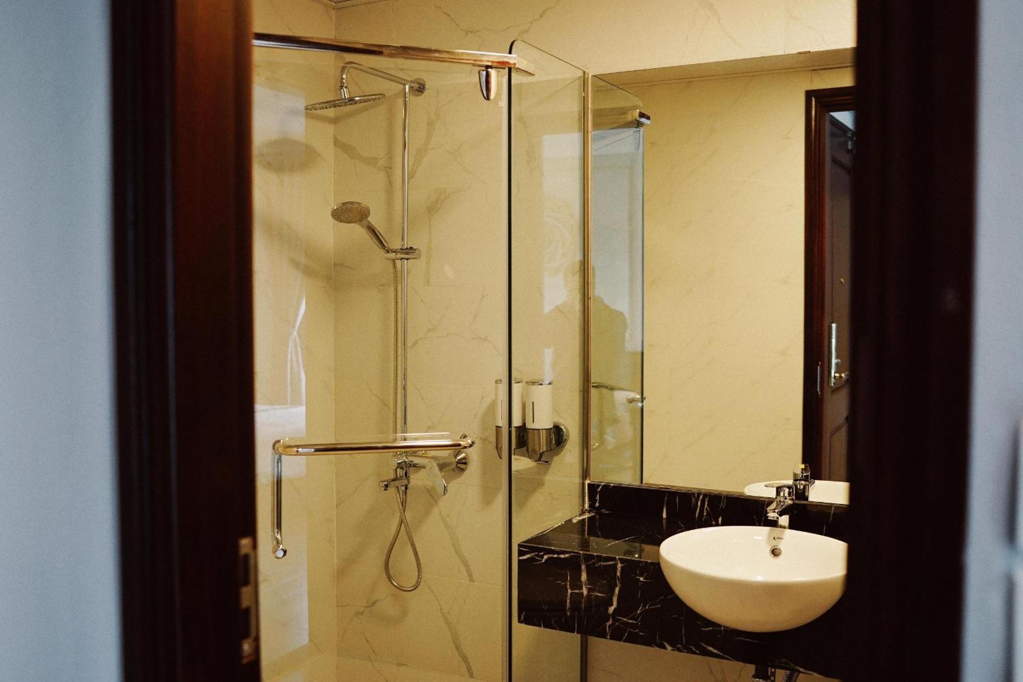 The Confetti Hotel Hạ Long Extérieur photo